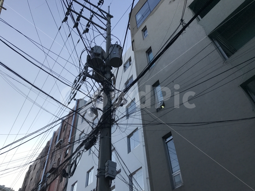 전기줄,전봇대,건물,도시,얽힘,city,messy,도시,풍경,city,landscape,산업,industry,industrial,에너지산업,energy industry