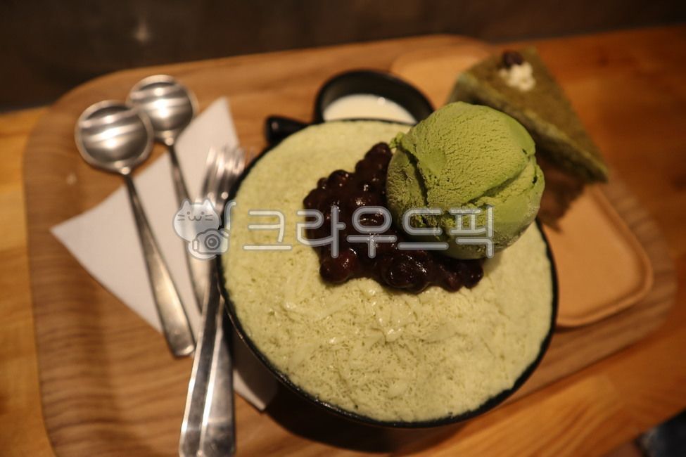 shaved ice,ice cream,dessert,Spoon,spoon,green tea shaved ice,Red bean shaved ice,food