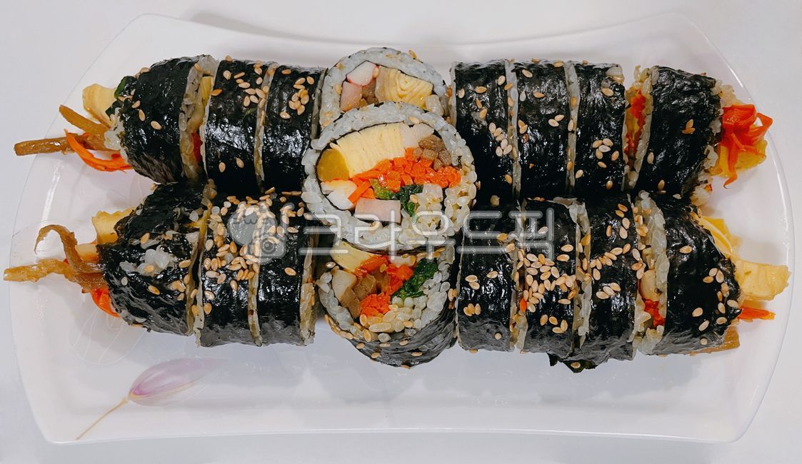 김밥,김,김밥김,야채김밥,야채,채소,백미,쌀밥,쌀,밥,단무지,당근,오뎅,어묵,햄,우엉,지단,달걀지단,계란지단,달걀,계란,시금치,참깨,깨,맛살,오양맛살,음식,접시,식사,dish,food,meal,rice,egg