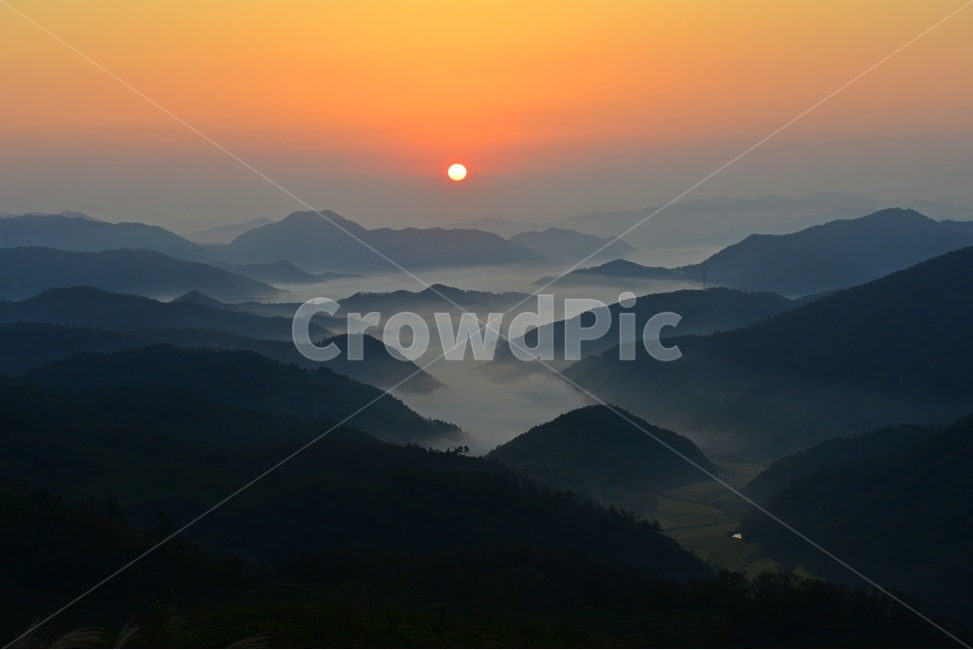Seogwang Ranch sunrise,mountainrange,active acid,scene,mountain,Jeonnam,sight,Yeongam,sky,red sky,nature,mountain range,morning,Seogwang Ranch,outdoors,redsky,dawn,Sunrise,sunrise at active mountain