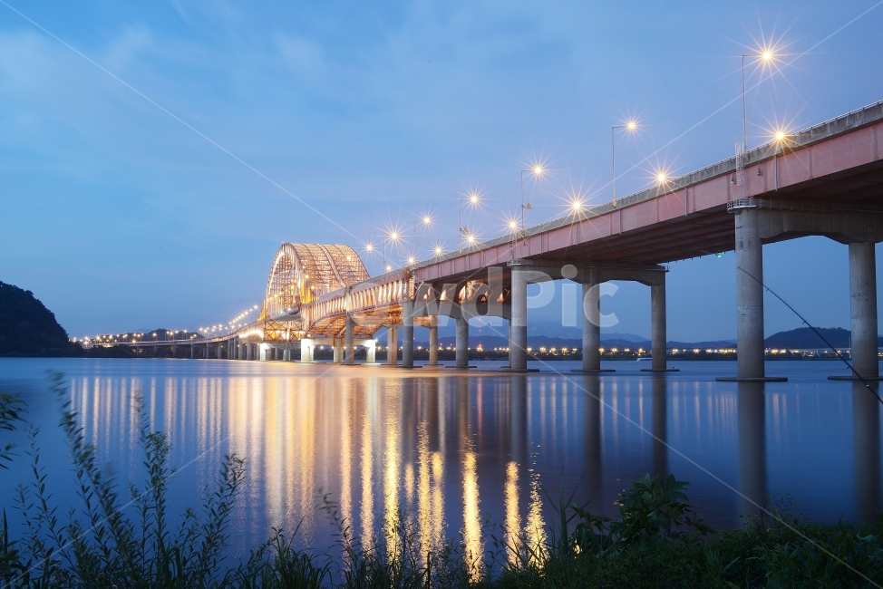 한강,다리,야경,조명,대교,Bridge,Nightview,물,강물,가로등,방화대교,야경,밤,풍경,nightscape,night,landscape,도시,city,한국도시풍경,한국도시경관,korea cityscape,건축물,건물외관,exterior,building,structure,architecture,construction,bridge,건물,water,waterfront,워터 프론트