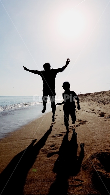 바다,sea,sand,모래사장,아빠,아이,달리기,역광,점프,해변,바다,beach,sea,사람,인물,인간,human,person,가족,패밀리,family,인물실루엣,사람실루엣,character silhouette,human silhouette,여행,휴가,traveling,vacation,trip,nature,자연,water,물