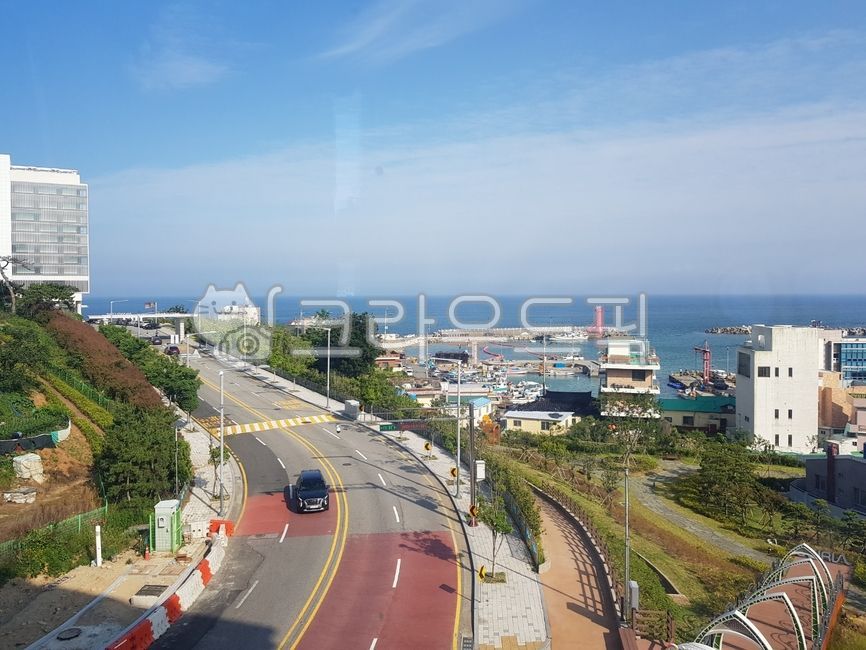 sky,cloud,Beach,ocean,seaside village,nature,clear sky,road name,coastal road,vacation,summer