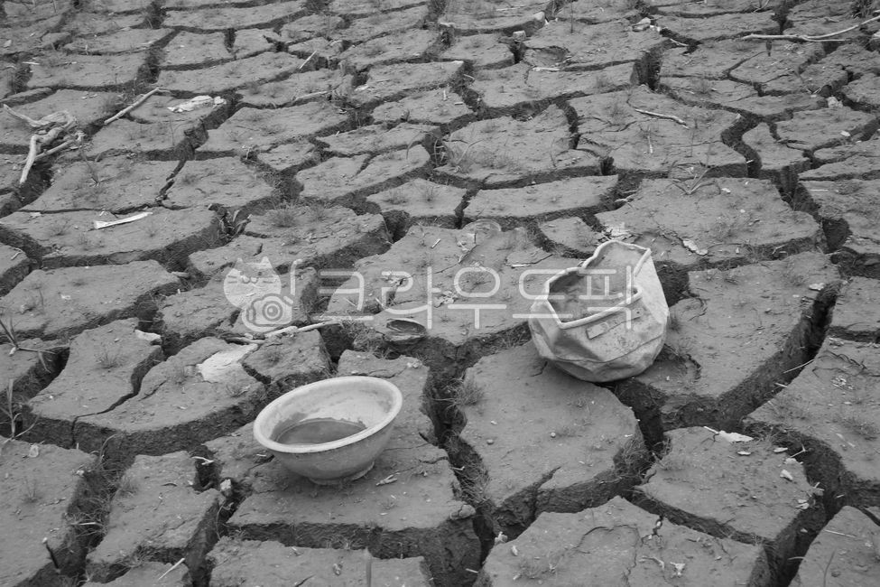 Soyang River Water Nori,crack in the river bed,Drought of 50 years ago,worst drought ever,soil