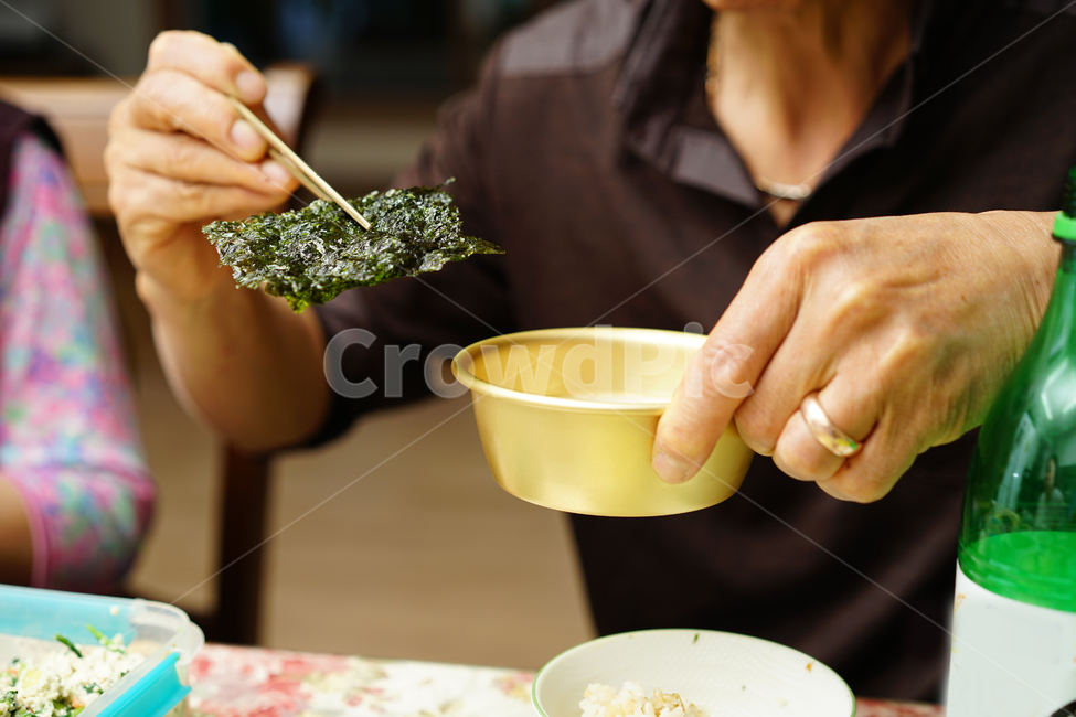 김,막걸리,반주,안주,먹거리,먹방,술한잔,술,젓가락질,음식,한국식,식사,사람,인물,인간,human,person,신체일부,몸,body,음식,식재료,요리,food,cook,meal,dishes,food reserves,한식,한국음식,한국요리,korean food,korean dishes,korean meal,korean cook