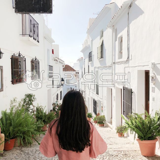 긴머리,뒷모습,하얀집,마을,화분,여행,감성,골목길,풍경,거리,건물,소도시,유럽,아름다운,색깔,색상,색채,색감,여자,사람,인물,인간,village,landscape,travel,trip,journey,mood,sensible,colorsense,feeling,woman,female,lady,person,concept