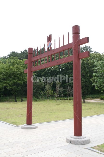홍살문,나무,출입문,건축물,전통,한국전통,한국문화,korean traditional,korean culture,건축물,건물외관,exterior,building,structure,architecture,construction