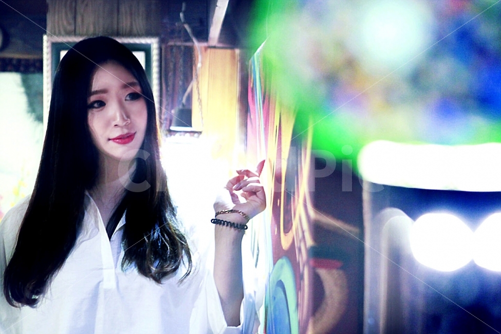 검정머리,미술관,블라우스,혼자,감정,사람,인물,인간,human,person,얼굴표정,facial expression,face,여성,여자,woman,female,lady,감정표현,기분,feeling,emotion,예술,art