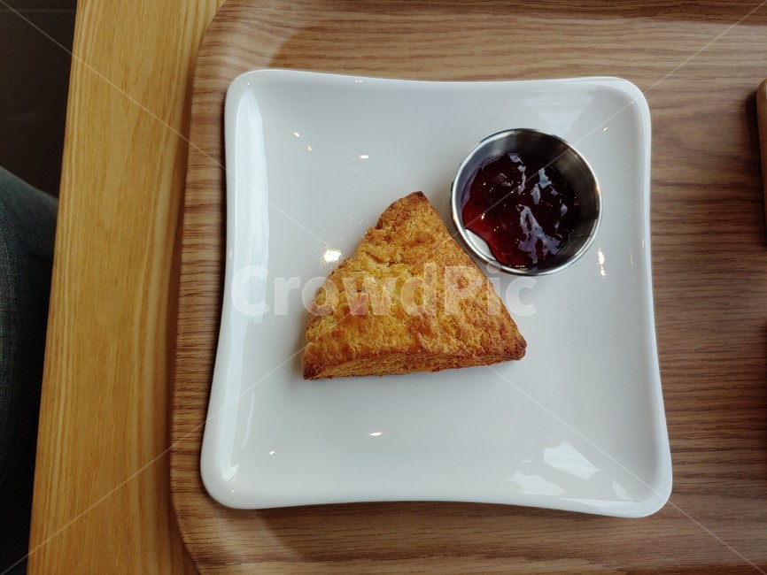브런치,스콘,잼,딸기잼,접시,사각접시,카페,음식,디저트,맛있는,삼각형,세모,triangle,brunch,jam,strawberryjam,food,dessert,cafe,dish,square,delicous,cafeteria