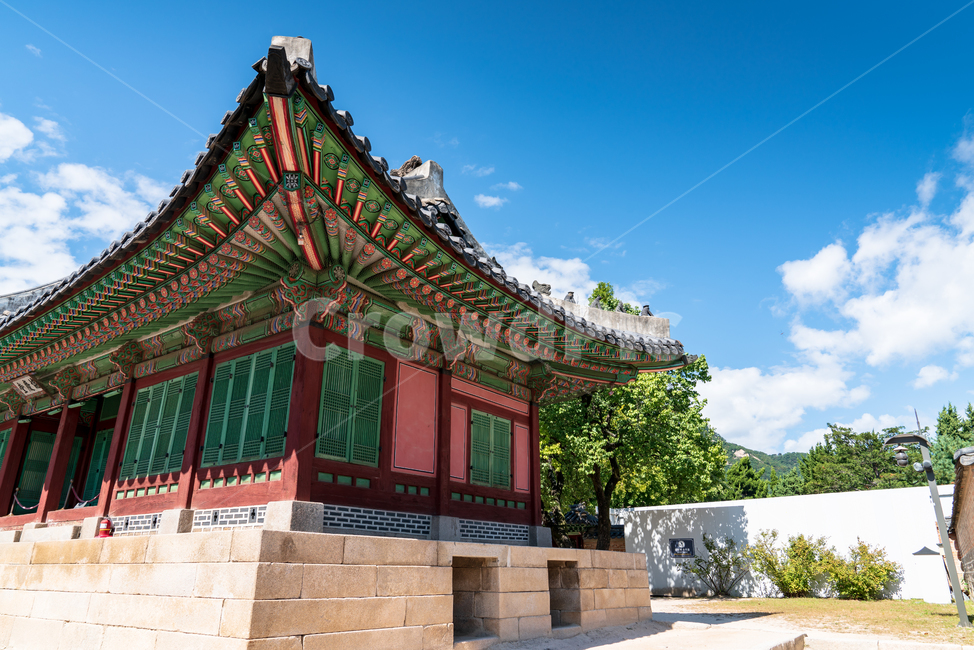 전통,경복궁,고궁,대한민국,서울,한옥,경치,야외,하늘,파란,구름,흰색,처마,곡선,지붕,기와,목조,목재,목조건물,문화재,조선시대,왕,화려한,색깔,건축,한적한,조용한,역사,한국전통,한국문화,korean traditional,korean culture,랜드마크,landmark,tourist attraction,한국랜드마크,한국관광지,한국명소,korea landmark,korea tourist attraction,건축물,건물외관,exterior,building,structure,architecture,construction
