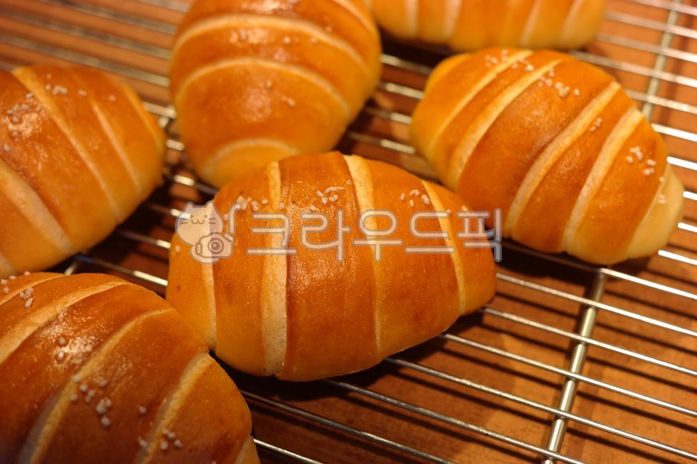 salty,bread,salt,snack,recipe,confectionery,delicious,carbohydrate,food,baking,dessert,flour,braided,cooking,breakfast,salt bread,soft
