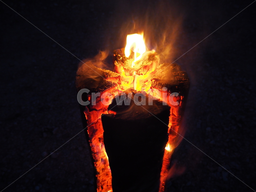 yellow,red,bright,spark,light,candle,heat,burn,bonfire,black,dark,flame,fire,불꽃,장작불,모닥불,불