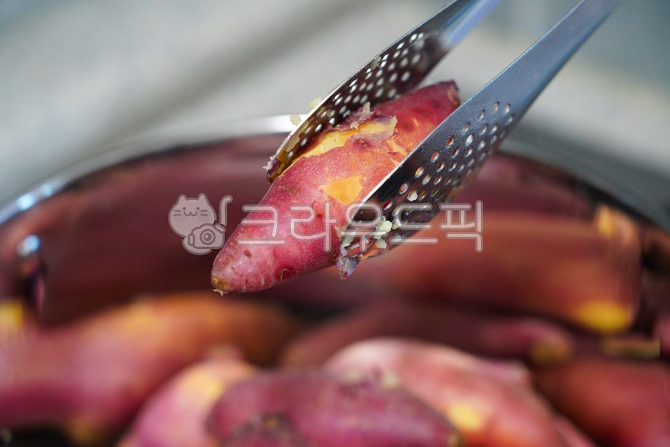 chestnut sweet potato,sweet potato,winter snack,nutrient,Pumpkin Sweet Potato,Fresh sweet potatoes,snack,Steamed Sweet Potato,Seasonal snack,Agricultural products,crops,vegetable,carbohydrate,seasonal food,Roasted Sweet Potato,root vegetables,ingredients,