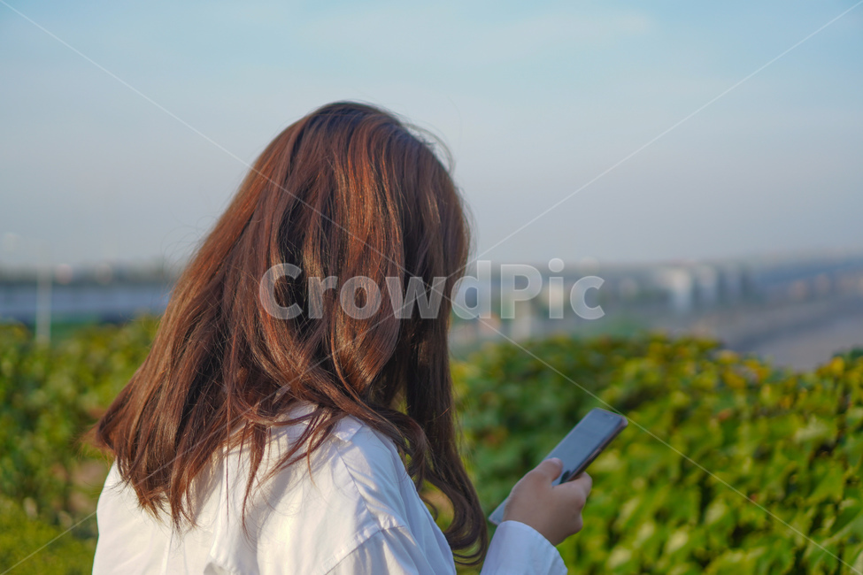 전화,phone,사람,뒷모습,여자,긴머리,human,person,사람,인물,인간,human,person,여성,여자,woman,female,lady