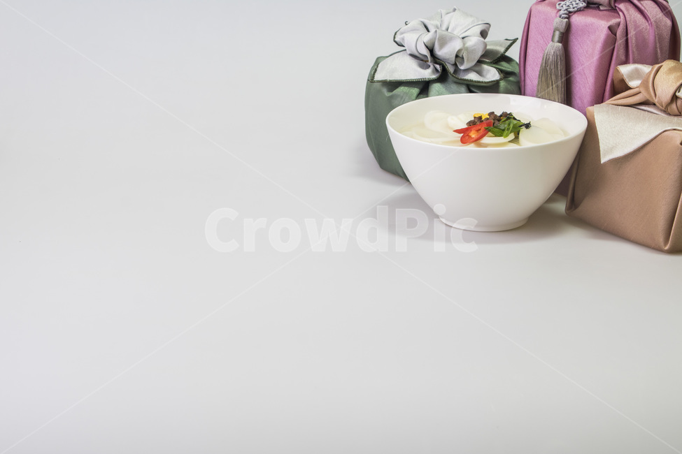 예물함,노리개,보자기,실크,천,비단,김치,국,떡국,한지,설,설날,구정,명절,전통,프레임,배경,탬플릿,신년,새해,한국전통,한국문화,korean traditional,korean culture,새해,new year