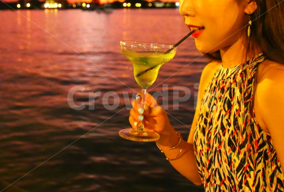 칵테일,여성,선셋,바다,카페,워터프론트,붉은,입술,아름다운,이국적인,빨대,여자,인물,인물사진,사람,여행,여행사진,로맨틱한,매력적인,도발,사람,인물,인간,human,person,여성,여자,woman,female,lady,술,주류,alcohol