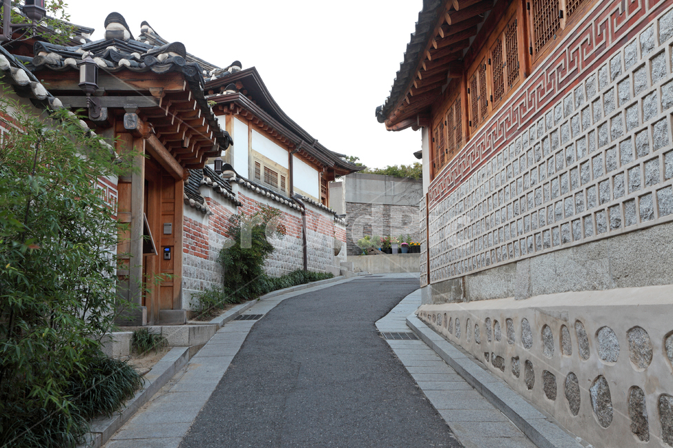 북촌한옥마을,한옥마을,한옥,마을,북촌,기와집,집,주택,주택가,길,거리,길거리,골목,골목길,기와,담,담장,돌담,벽,전통,한국,한국전통,건축,건축물,전통건축,전통건축물,명소,관광,서울,바닥,공간,배경,백그라운드,오르막길,외관,익스테리어,골목길,alley,한국전통,한국문화,korean traditional,korean culture,건축물,건물외관,exterior,building,structure,architecture,construction,flagstone,판석,asphalt,아스팔트,walkway,보도,path,통로
