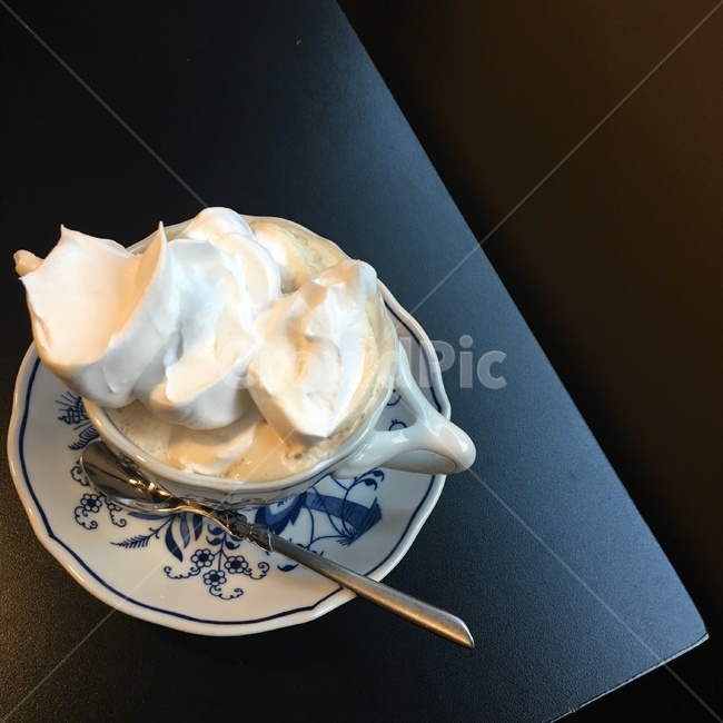 커피,카페,coffee,cafe,아인슈페너,모서리,비엔나커피,생크림,휘핑크림,크림,감성,취향,빈티지,커피잔,찻잔,티컵,teacup,소서,saucer,커피향,향,달달함,여유,커피한잔,따스함,오후,커피,카페,coffee,cafe