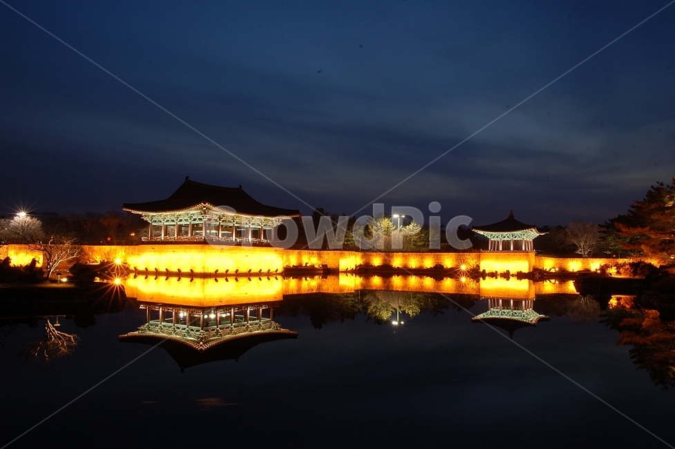 night view,pond,reflection,Anapji Pond,tourist destination,tourism,lighting,Gyeongju,Cultural assets,coastal reservoir,tradition,Korea