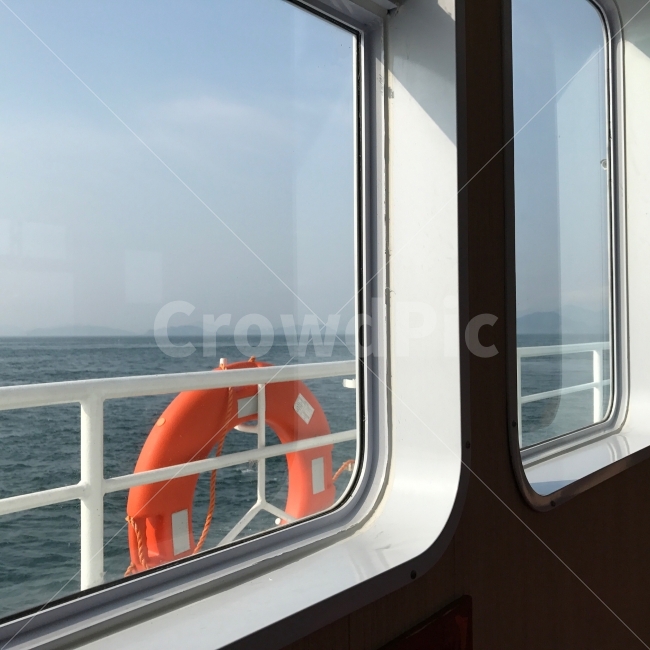 바다,배,여객선,선박,보트,boat,튜브,교통,교통수단,traffic,transportation,window,창문