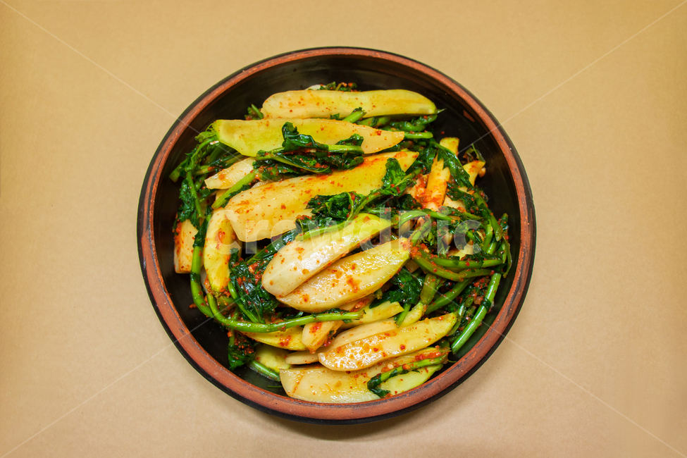 총각김치,알타리김치,김치,반찬,한식,김장,알타리무김치,무,총각무,알타리무,김장김치,한국음식,음식,요리,겨울,식품,야채,채소,한국,발효,발효음식,발효식품,문화,김장철,가을,늦가을,초겨울,전통,식사,집반찬,집밥,소스,전통음식,한국전통음식,부엌,대한민국,남한,아시아,고춧가루,매운,매콤한,맵다,짜다,맛있는,맛있다,양념,양념장,건강,건강한,건강음식,건강한음식,그릇,접시,항아리뚜껑,항아리그릇,질그릇,장독뚜껑,옹기그릇,옹기,홈메이드,홈메이드푸드,배경,바탕,백그라운드,kimchi,chonggakkimchi,youngradishkimchi,daikon,whiteradish,youngradish,chonggakgimchi,koreanfood,cooking,vegetable,food,koreantraditionalfood,traditional,cuisine,cook,korea,korean,meal,gimjang,makingkimchi,gimchi,kimchee,fall,autumn,winter,fermented,fermentedfood,fermentation,eat,kitchen,southkorea,healthy,health,healthfood,healthyfood,dish,delicious,tasty,plate,bowl,sauce,seasoning,sidedish,homemade,homemadefood,spicy,hot,chilipowder,redpepperpowder,culture,asia,asian,background,음식,식재료,요리,food,cook,meal,dishes,food reserves,한식,한국음식,한국요리,korean food,korean dishes,korean meal,korean cook