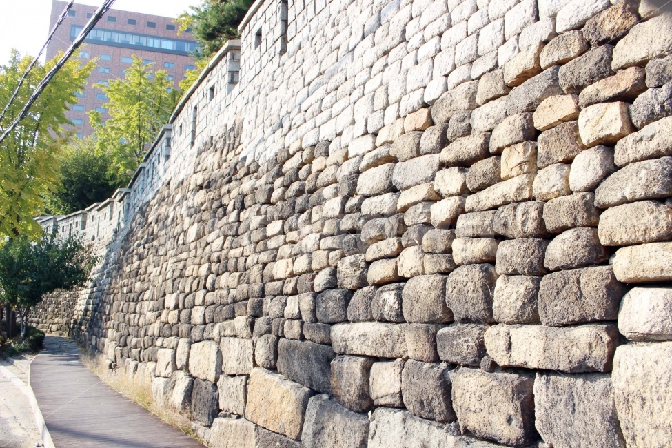 돌,돌담,돌담길,성곽,한양도성,도성길,길,오솔길,나들이,산책,휴식,소풍,나무,한국전통,한국문화,korean traditional,korean culture