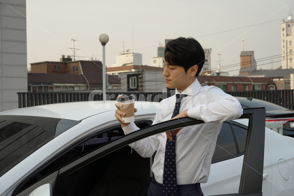 운전,차,차량,자동차,남자,남성,사람,직장인,출근,커피,카페인,피곤,운전자,주차장,여유,정장,사람,인물,인간,human,person,남성,남자,man,male,교통,교통수단,traffic,transportation,비즈니스,사업,business,service,work