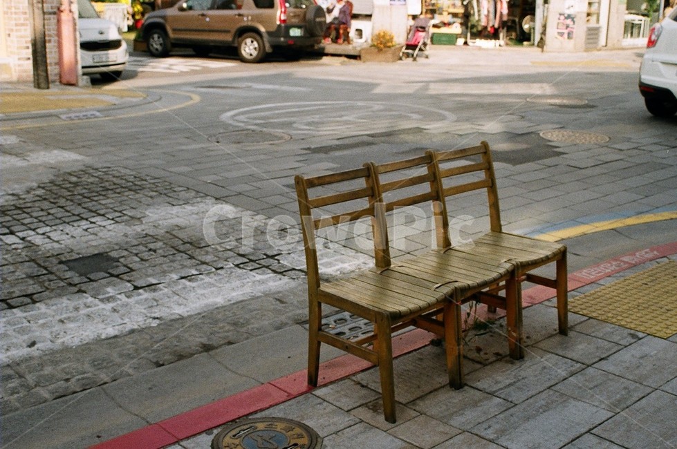 의자,길가,chair,street,감성,sensiblefeeling,야외,필름,film