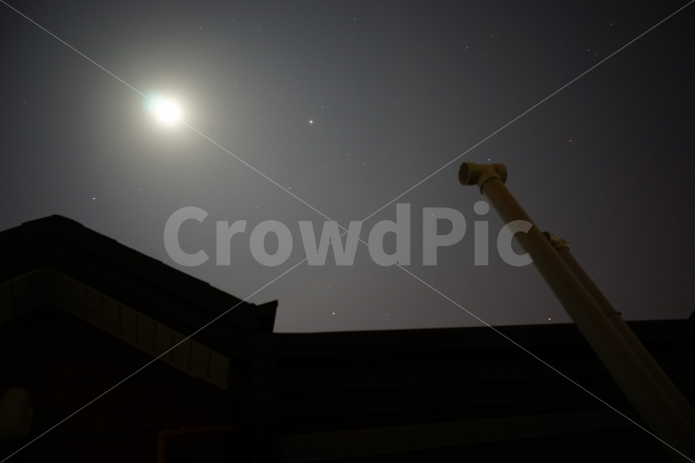 하늘,밤,밤하늘,굴뚝,달,야경,밤,풍경,nightscape,night,landscape,건축물,건물외관,exterior,building,structure,architecture,construction,nature,자연,outdoors,옥외