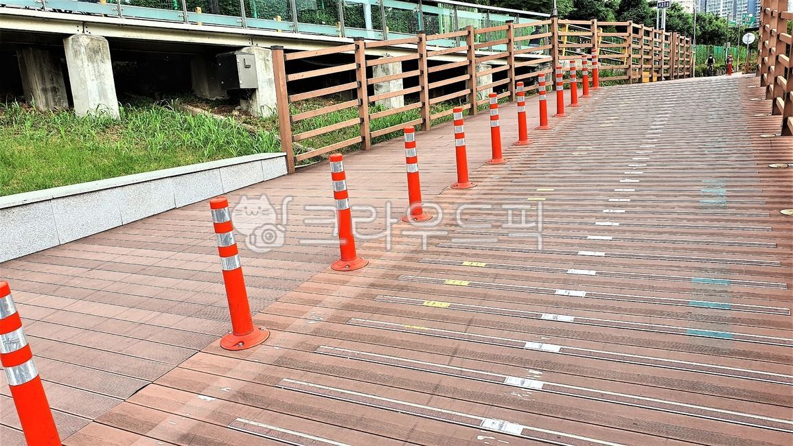 자전거길,산책로,길,도로,다리,감성,분위기,안전시설,위험표지봉,데크길,건축물,핸드레일,handrail,banister,난간,railing,path,structure,architecture,construction