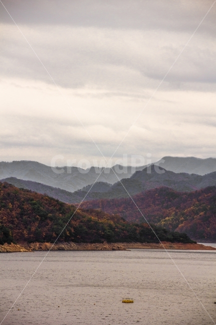 가을,소양강,단풍,춘천,흐린날,가을,계절,fall,autumn,season,자연,풍경,nature,landscape,한국자연풍경,한국자연경관,korea nature landscape,mountain range,산맥,outdoors,옥외,mountain,산,slope,경사