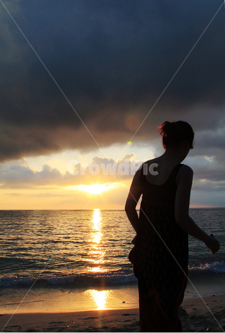 노을,오키나와,여자,태양,해변,바다,sunrise,beach,okinawa,sea,cloud,자연,풍경,nature,landscape,해변,바다,beach,sea,사람,인물,인간,human,person,여성,여자,woman,female,lady,light,빛,flare,플레어