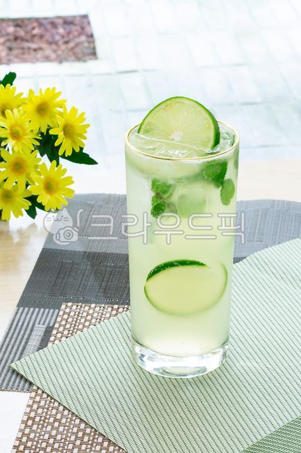 yellow,ice,cold drink,Mojito,latte,tea,ice cream,cocktail,coffee cup,beverage,herb,soft,smoothie,alcohol,glass,green,lime,milk,lime mojito,drink,food,Emotional photo,flower,cafe,dessert,coffee,plant,cup