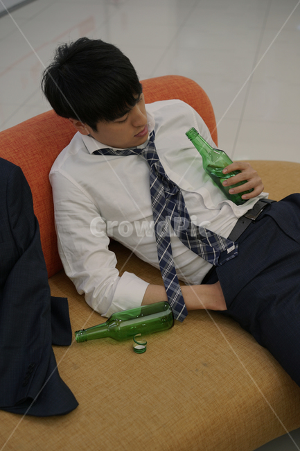 술,음주,과음,남성,남자,취객,만취,소주병,소주,알콜,사람,인물,인간,human,person,남성,남자,man,male,술,주류,alcohol