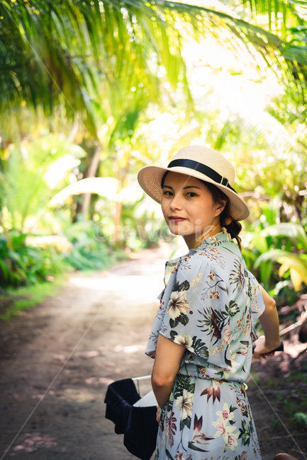 apparel,의복,인간,태양모자,sunhat,정글,여행,석양,오후
