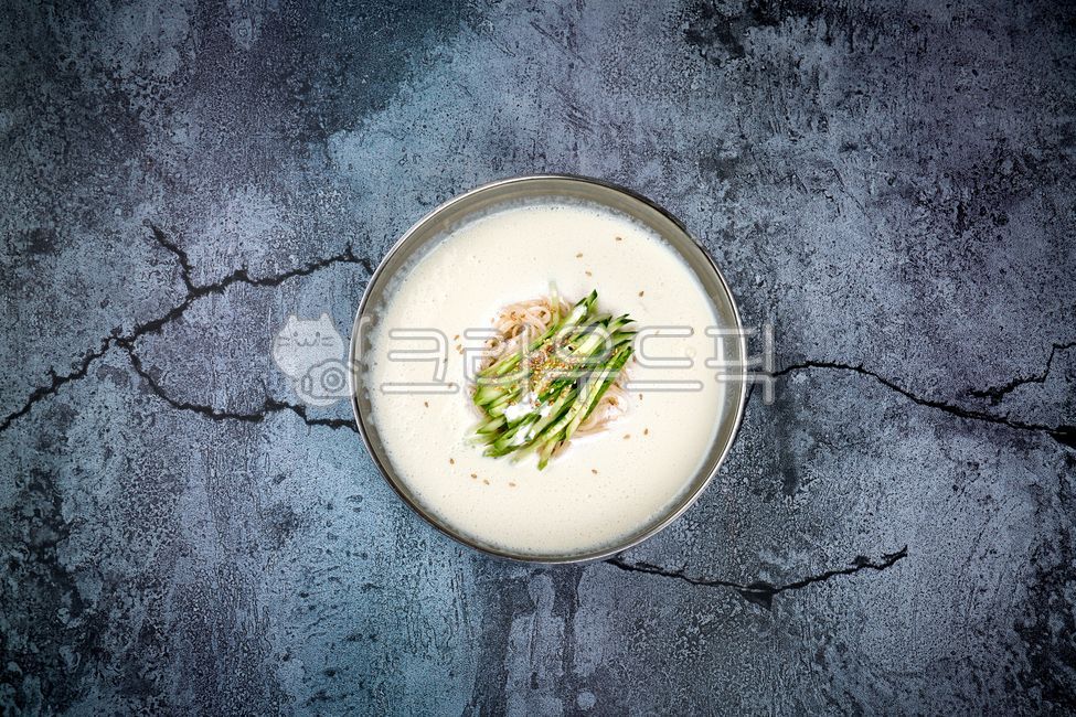 콩국수,여름별미,콩냉면,국수,냉국수,여름음식,시원한,면,면요리,면음식,야채,한국음식,한국요리,한식,koreanfood,noodles,koreandishes,koreancook,koreanmeal,food,음식,meal,식사,bowl,그릇