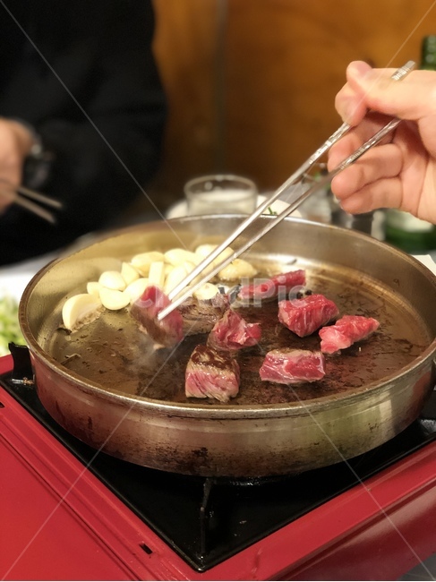 소고기,고기,마늘,한식,한국요리,food,음식,dish,요리,meal,식사,stew,스튜,person,사람,human,인간