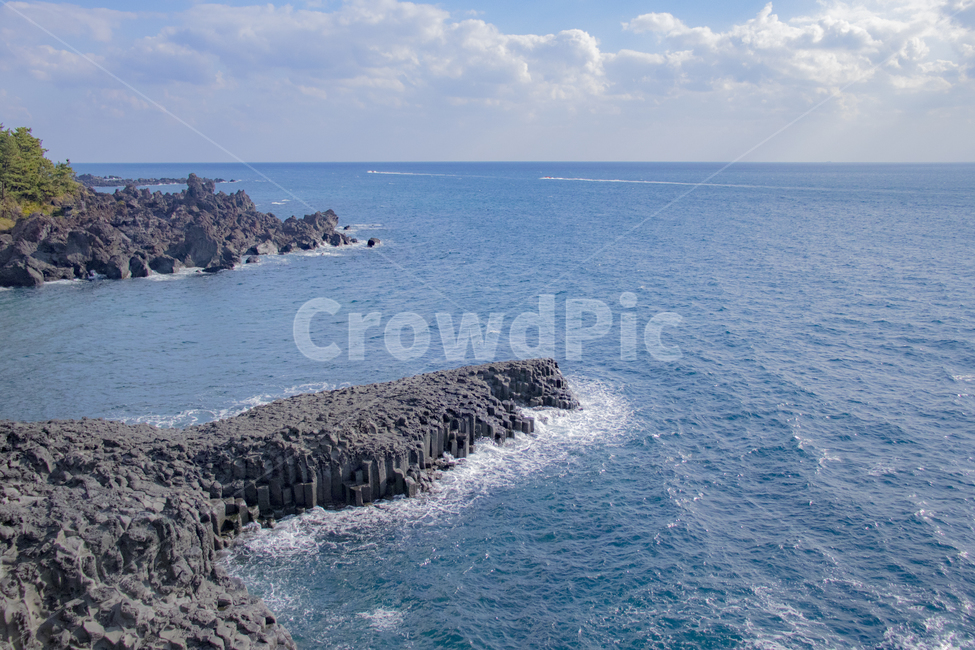 제주도,제주,주상절리,바다,jeju,jejuisland,돌,풍경,자연환경,암석,자연,풍경,nature,landscape,한국자연풍경,한국자연경관,korea nature landscape,제주도,jeju,jeju island,promontory,곶,land,땅,outdoors,옥외,water,물,sea,ocean,대양