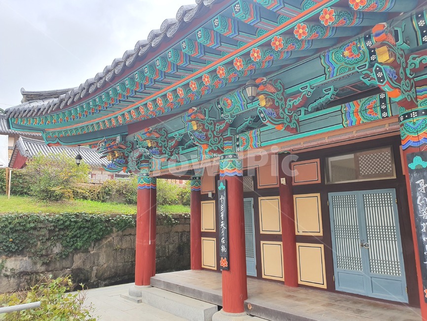 architecture,건축물,building,건물,temple,신전,절,사원,사찰,풍경,절풍경,종,절문양,나무기둥,하늘,해인사,가야산