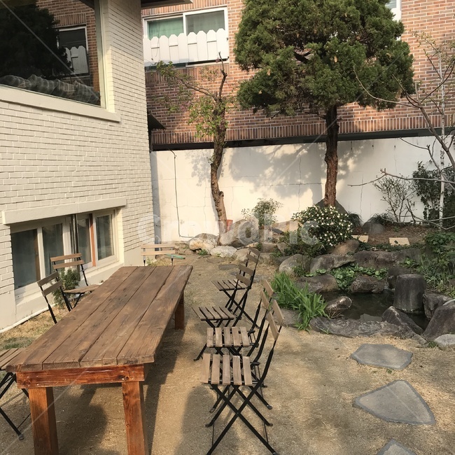 주택,마당,테이블,야외테이블,화창한날