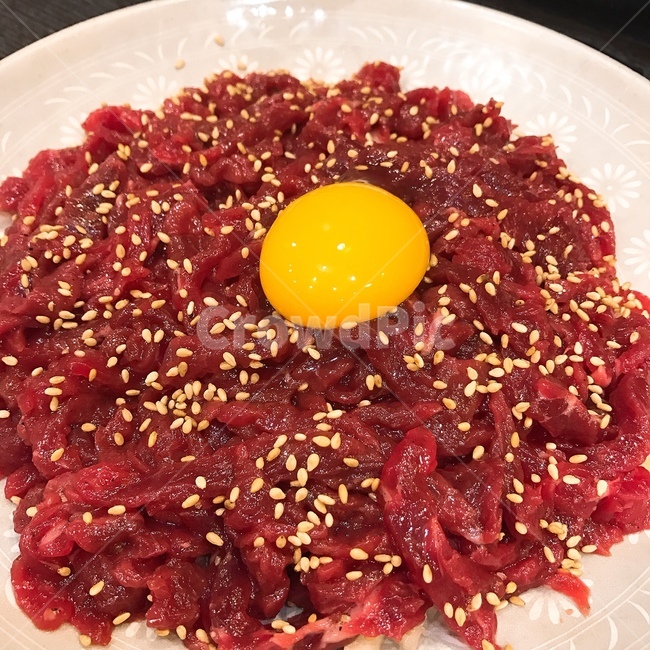 육회,계란,노른자,고기,한우,소,소주,육류,meat,한국요리,깨,한접시,음식,한식,안주,food,생고기,raw,rawbeef,광장시장
