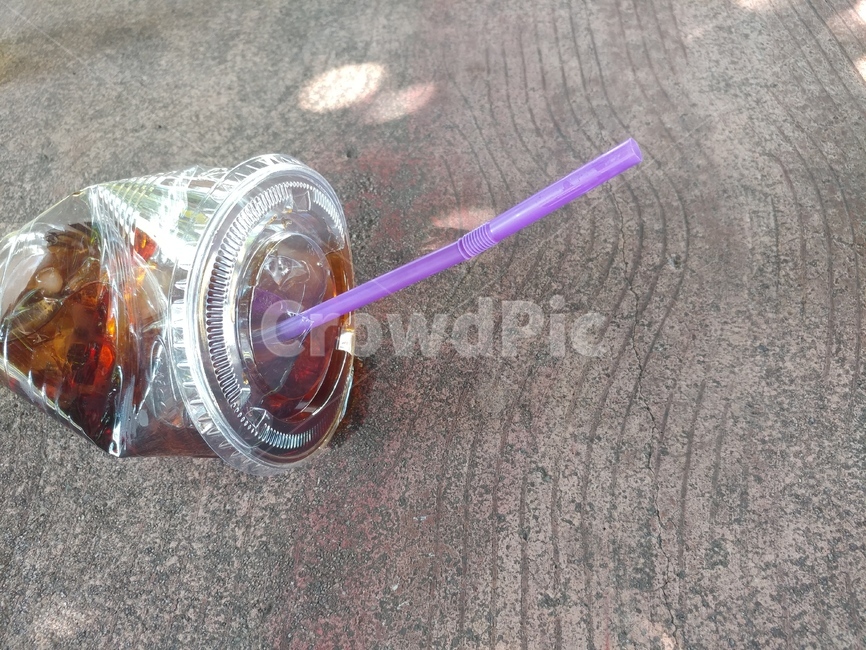 커피,아메리카노,아이스,플라스틱,컵,pt,구겨짐,빨대,보라색,투명색,나무결,커피,카페,coffee,cafe