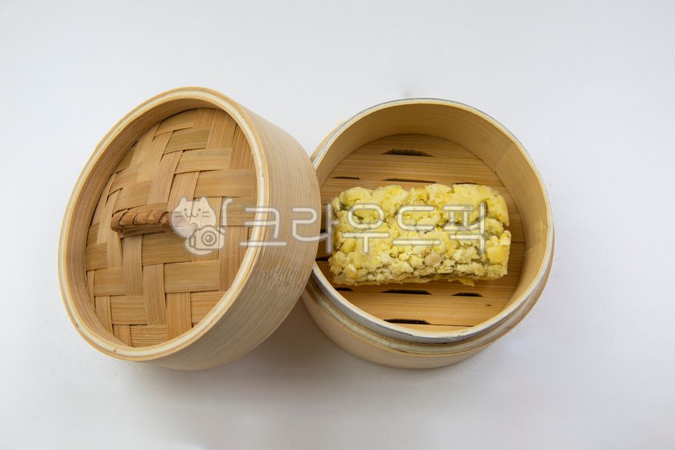 steamy,steamer,chestnut,Thanksgiving,food,ricecake,Yellow bean paste rice cake,yellow rice cake,rice cake,plant,yellowricecake,chuseok,Holiday snack,grain,yellowsoybeanpaste