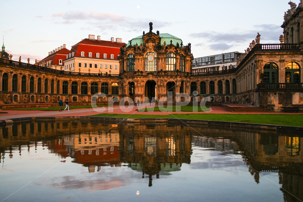 드레스덴,츠빙거궁전,독일,궁전,중세건축,건물,건축물,랜드마크,관광지,여행지,명소,관광명소,중세,중세유럽,유럽,작센,조각,중세궁전,바로크,바로크양식,조각품,문화유산,유적,고풍스러운,고성,화려한,궁정,궁정건축,풍경,경치,야외,전경,연못,정원,하늘,구름,저녁,석양,선셋,해질녘,황혼,고요한,평화로운,적막한,웅장한,해외,외국,세계,foreign,oversea,world,건축물,건물외관,exterior,building,structure,architecture,construction