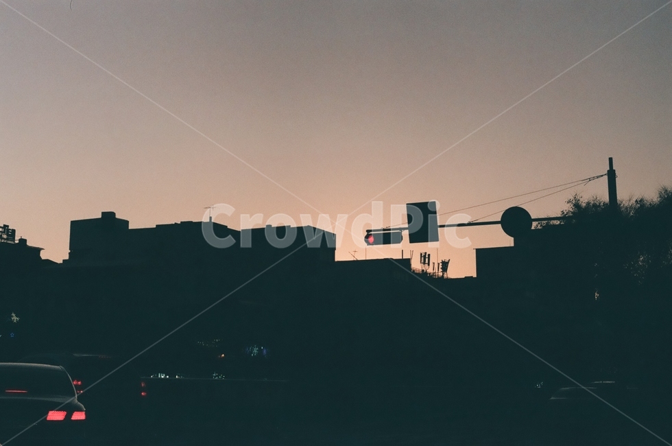 도시,신호등,해질녘,어두운,쓸쓸한,퇴근길,도시,풍경,city,landscape,실루엣,그림자,silhouette,shadow,감성,sensible,feeling,vehicle,차량,automobile,자동차,car,차,transportation,교통