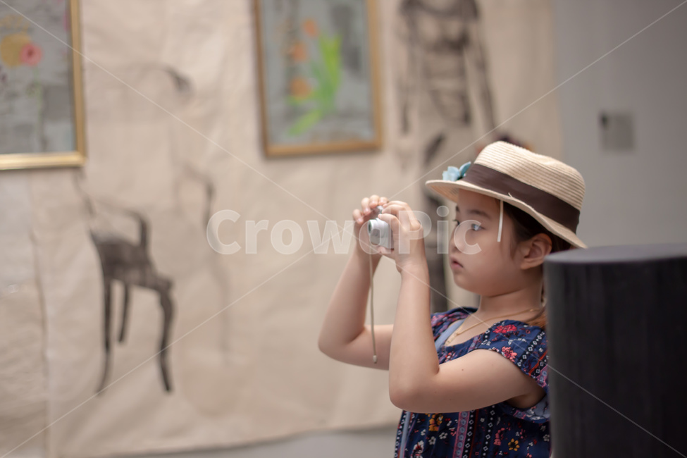 사진,사진가,photo,photographer,artist,girl,camera,hat,child,female,focus,picture,hold,watch,kid,cute,lovely,pretty,사람,인물,인간,human,person,어린이,어린아이,child,children,kid,사진작가,포토그래퍼,photographer
