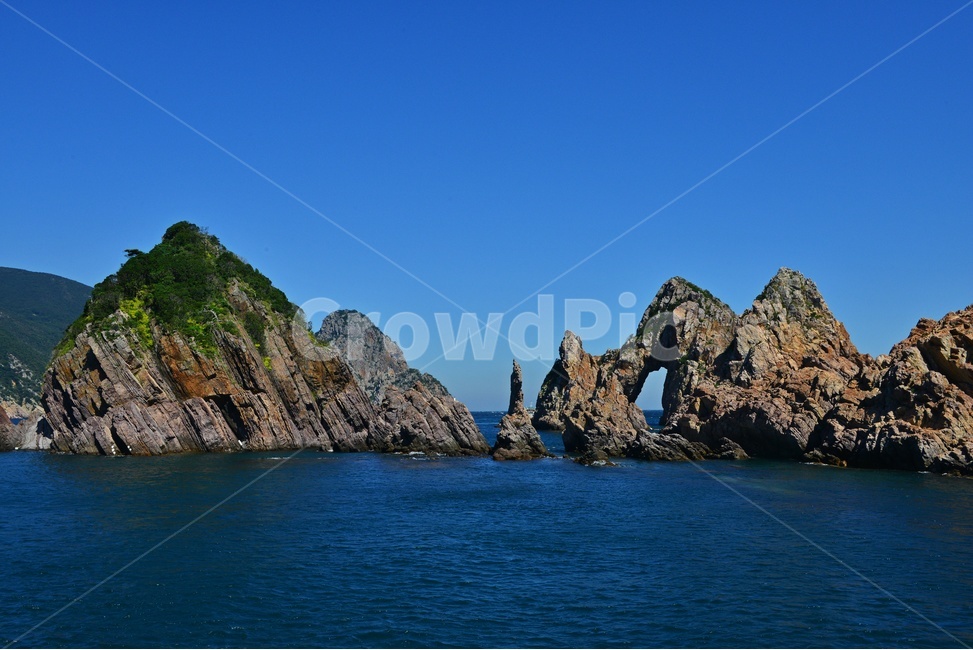 낭떠러지,cliff,nature,자연,outdoors,옥외,water,물,shoreline,해안선,sea,바다,ocean,대양,coast,연안,promontory,신안,홍도,다도해행상국립공원,홍도독립문,남문바위,cave,동굴,자연,풍경,nature,landscape