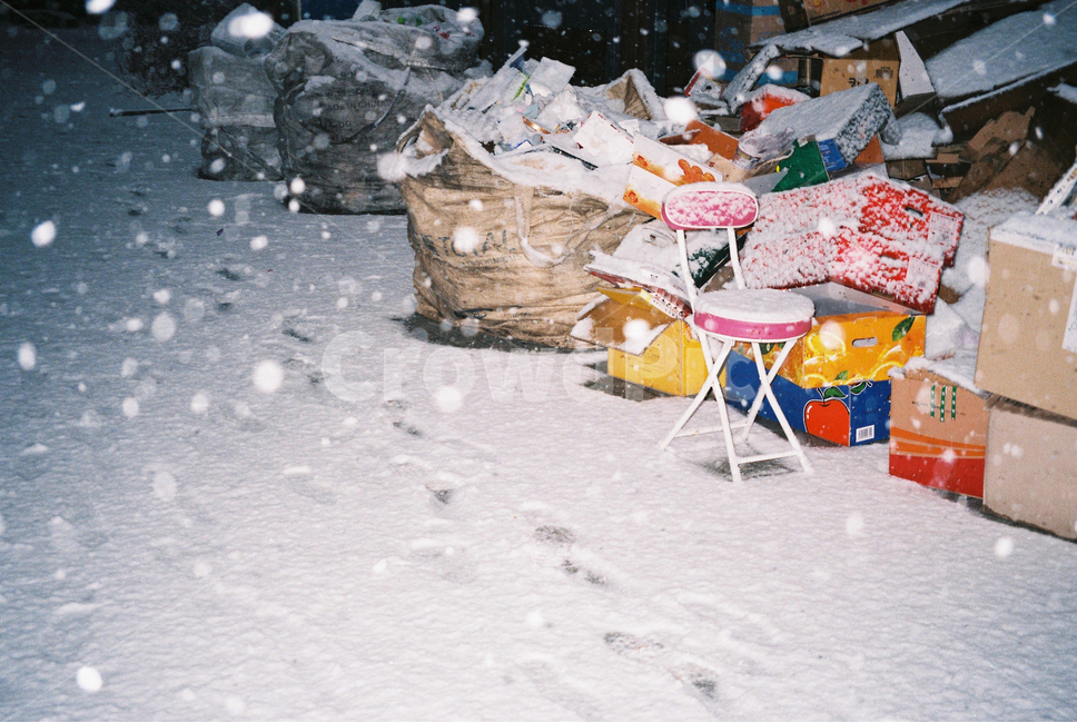 눈,분리수거,발자국,겨울,마을,겨울,계절,winter,season,골목길,alley