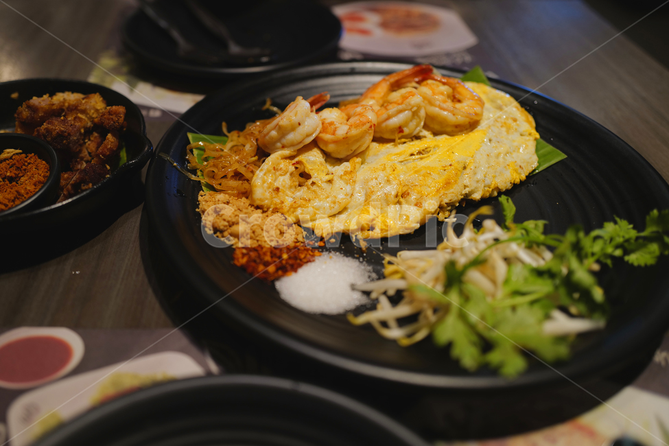 팟타이,새우,계란후라이,음식,food,restaurant,치앙마이음식,치앙마이
