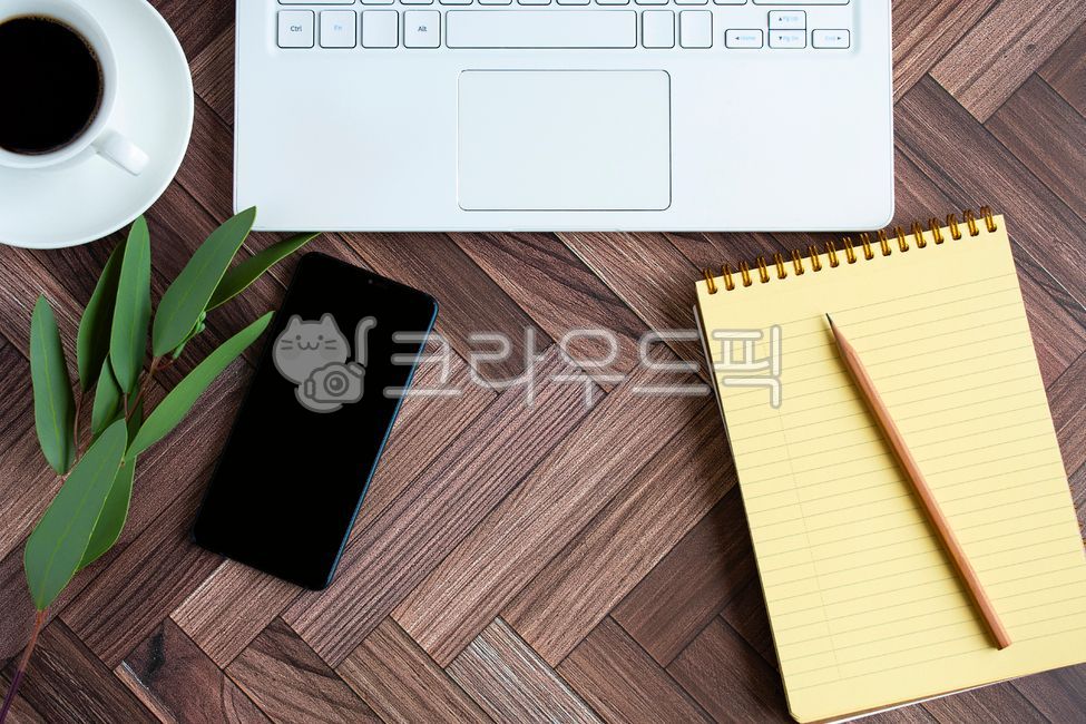 휴대폰,재택근무,온라인,홈오피스,언텍트,온라인수업,노트북,목업,유연근무제,수업,비접촉,온라인강의,연결,재택수업,일하다,테이블,오피스,책상,커피,배경,백그라운드,노트,데스크,사무실,공책,컴퓨터,일,키보드,카페,잔,기업,가상공간,펜,업무,마시다,쓰다,태블릿,백,자판,기술,패드,직장,메모,프리랜서,헤링본,문양,나무테이블,커피잔,비즈니스,사업,business,service,work